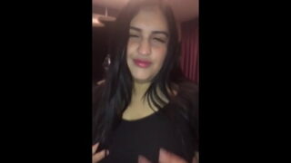 Amira joven venezolana incursiona en el porno mostrando al publico sus tetas y culo